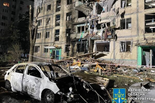 Окупанти поцілили у багатоповерхівку у Харкові. Поранено 10 людей, в тому числі дитину