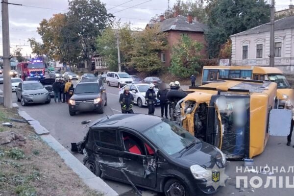 У Сумах внаслідок ДТП перекинулась маршрутка: постраждали восьмеро людей (ФОТО)