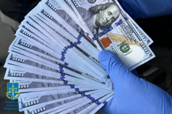 Понад 8000 доларів за виїзд за кордон: у Львові затримали керівника благодійного фонду (ФОТО)