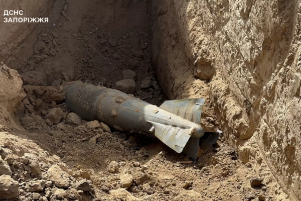 На Запоріжжі аграрій знайшов на своєму полі фугасну авіаційну бомбу ФАБ-500 (ФОТО, ВІДЕО)