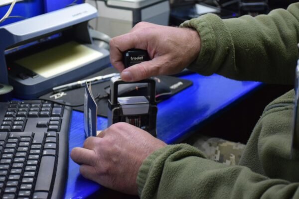 Чергове фейкове подружжя намагалося виїхати з країни: 26-річний чоловік “супроводжував” 36-річну дружину-інваліда