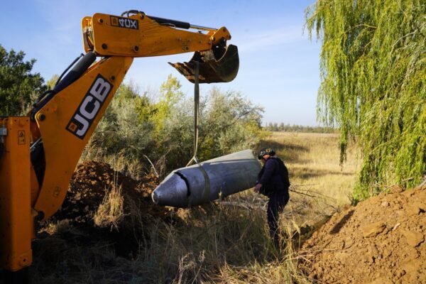 На Донеччині піротехніки знешкодили авіабомбу ОДАБ-1500 (ФОТО)