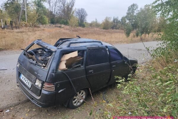 Росіяни вдарили дроном по автівці на Харківщині: троє поранених (ФОТО)
