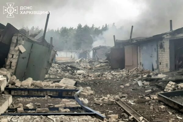 Поцілили по по житловому мікрорайону: рятувальники показали наслідки авіаудару по Харківщині (ФОТО)
