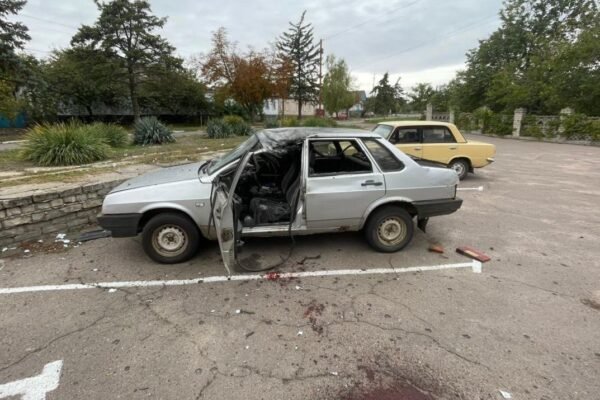 Окупанти атакували з безпілотника авто на Херсонщині: двоє постраждалих (ФОТО)