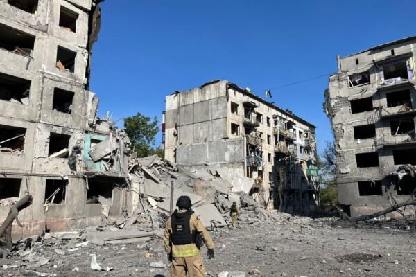 Росіяни скинули КАБ-250 на Мирноград: поцілили у пʼятиповерхівку (ФОТО)