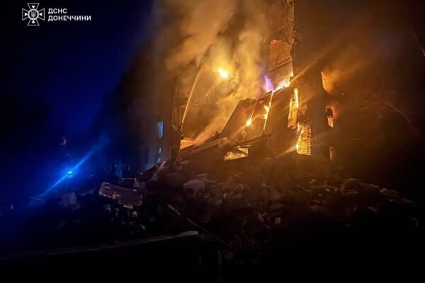 Росіяни влучили у п’ятиповерхівку в Лимані: є поранений (ФОТО)