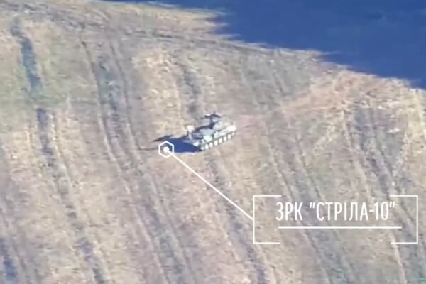 Українські бійці знищили ворожий зенітно-ракетний комплекс “Стріла-10” (ВІДЕО)