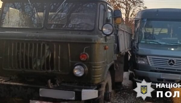 На Київщині маршрутка врізалася у припарковану вантажівку: є загиблі (ФОТО)