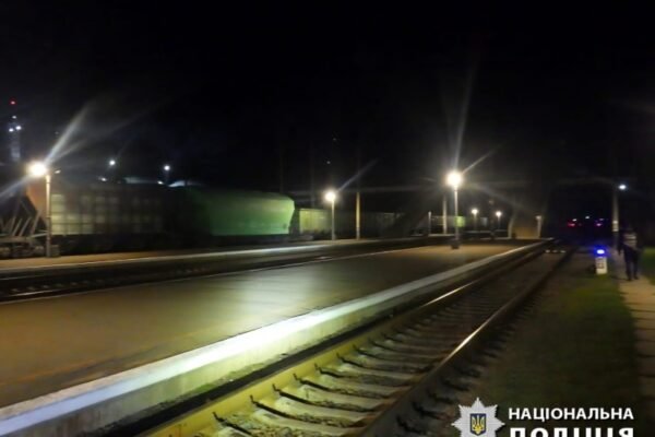 На Київщині 13-річний хлопець перелазив через вагон потягу та отримав 90% опіків тіла від ураження струмом