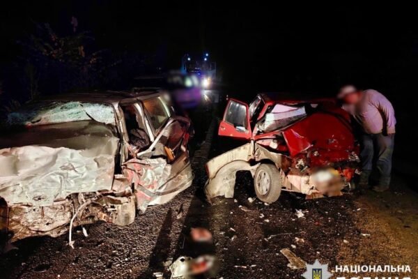 На Київщині вщент розбилися два легковики: водії загинули (ФОТО)