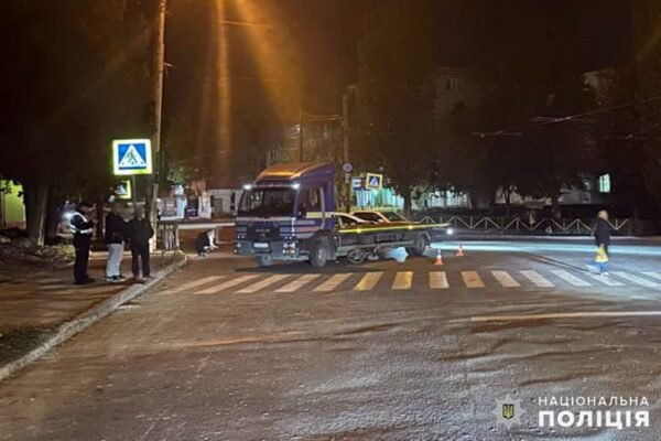 У Хмельницькому фура збила літнього велосипедиста