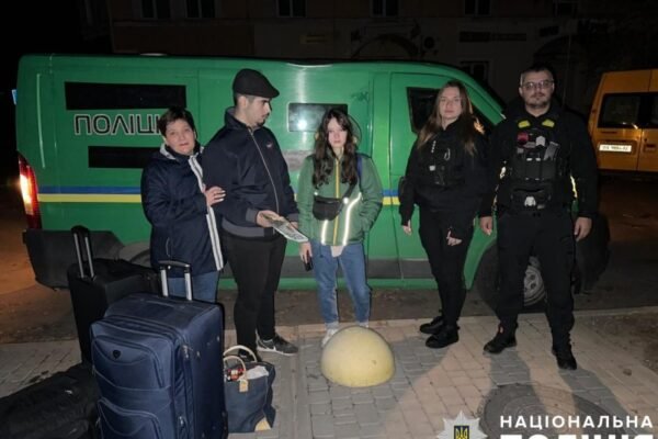 З передмістя Херсона евакуювали жінку з двома дітьми