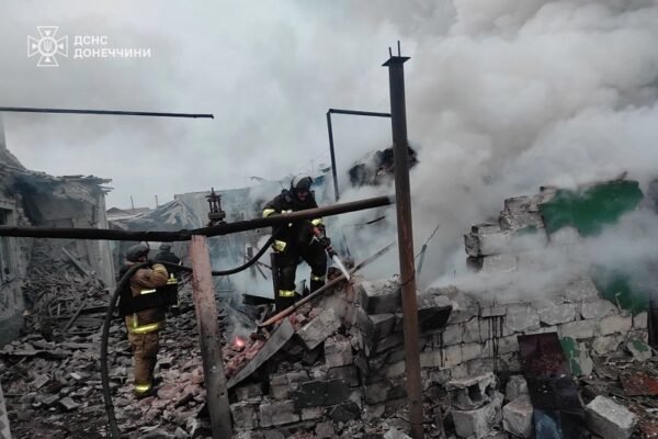 Росіяни вдарили по Покровську: Загорівся приватний будинок