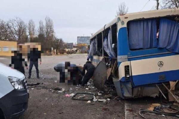 Росіяни вдарили по зупинці в окупованій Новій Каховці (ФОТО)