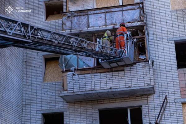 В Сумах ворожий БпЛА влучив у житловий будинок