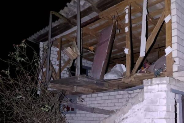 Тривога тривалістю в 11 годин: На Чернігівщині ворожий дрон поцілив у житловий будинок