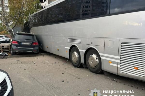 Внаслідок зіткнення автобуса, вантажівки та двох легковиків у середмісті Києва загинув чоловік. Є поранені