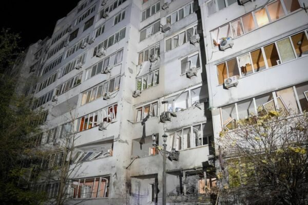 Внаслідок атаки дронів в Одесі пошкоджені будинки, автівки та газогін (ФОТО)