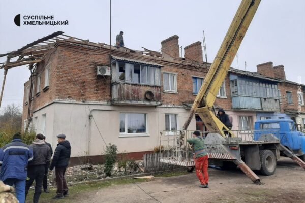 Як виглядає будинок, пошкоджений під час нічної атаки на Хмельниччині (ФОТО, ВІДЕО)