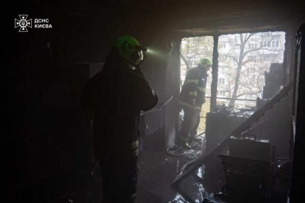 Під час пожежі в Києві евакуювали 6 людей. Одну жінку госпіталізовано