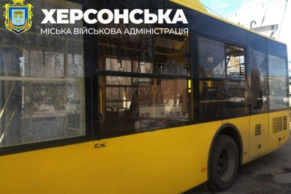 Російський дрон атакував тролейбус в Херсоні