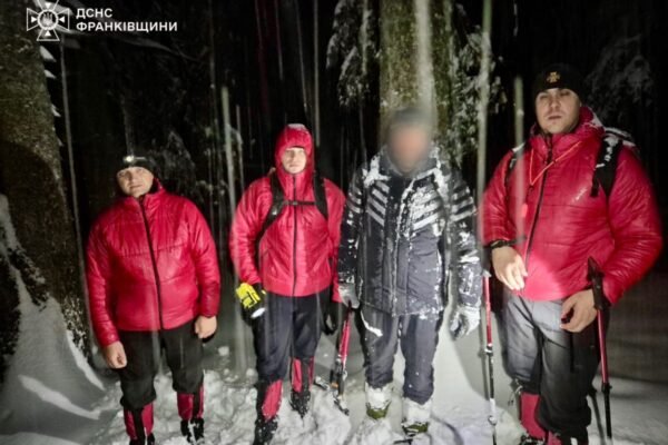 Туриста, що заблукав у горах Прикарпаття, розшукали рятувальники