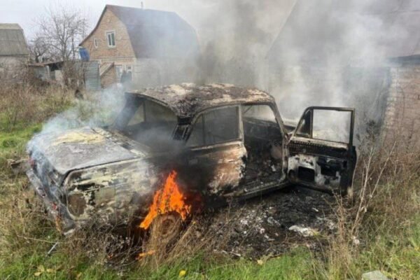 Росіяни скинули вибухівку з дрона на авто в Запорізькій області