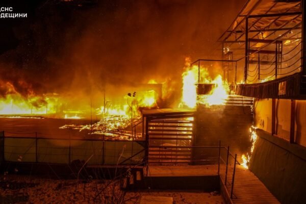 Рятувальникам вдалося приборкати масштабну пожежу на місці прильоту в Одесі (ФОТО, ВІДЕО)