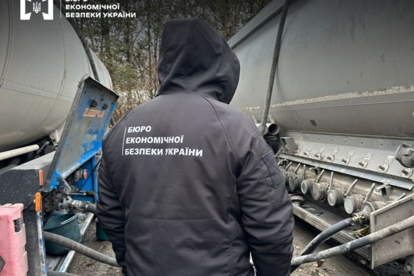 Мережу збуту фальсифікованого пального викрили на Буковині