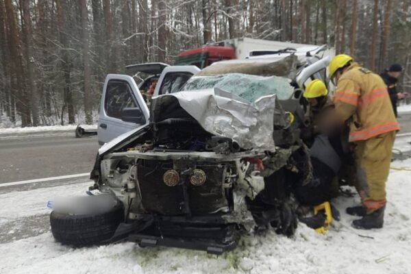 На Київщині зіткнулося 5 автомобілів: Один з водіїв загинув (ФОТО)