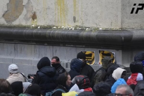 Грузинські протестувальники закидали яйцями парламент