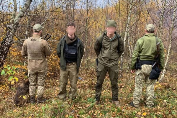 Хотіли до Словаччини, але заблукали у горах: прикордонники затримали двох чоловіків