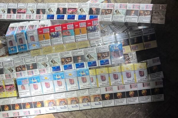 Понад півтисячі пачок цигарок виявили в сховках мікроавтобуса на кордоні з Румунією