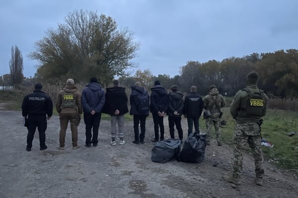 Переправник ухилянтів намагався схилити до співпраці прикордонника: Пропонував 5 тис. доларів