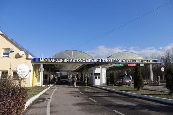 В одному з пунктів пропуску на кордоні з Румунією частково призупинено пропуск транспорту