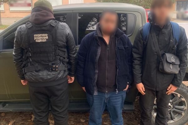 Двоє молодих кияк заблукали в горах, намагаючись втекти з країни