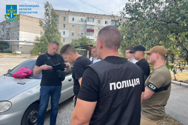 На Хмельниччині судитимуть молодика, що за 9 тис. доларів обіцяв допомогти військовозобов’язаному втекти з країни