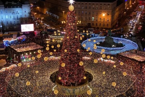 З ялинкою, але без масових зібрань та гучних святкувань: Як святкуватиме цьогоріч столиця
