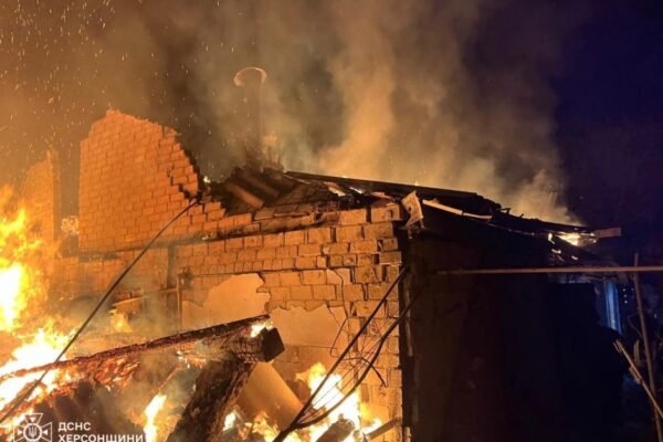 Росіяни вночі обстріляли житлові квартали Херсона (ФОТО)