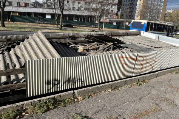 Шквальний вітер завалив зупинку громадського транспорту в Дніпрі. Вона впала на людей (ФОТО, ВІДЕО)