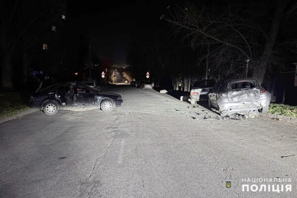 У Хмельницькому водій іномарки протаранив дві автівки. Є постраждала