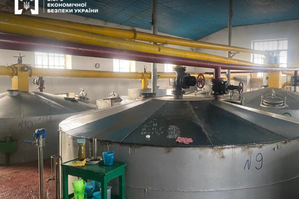 На Харківщині держпідприємство незаконно виробляло спирт