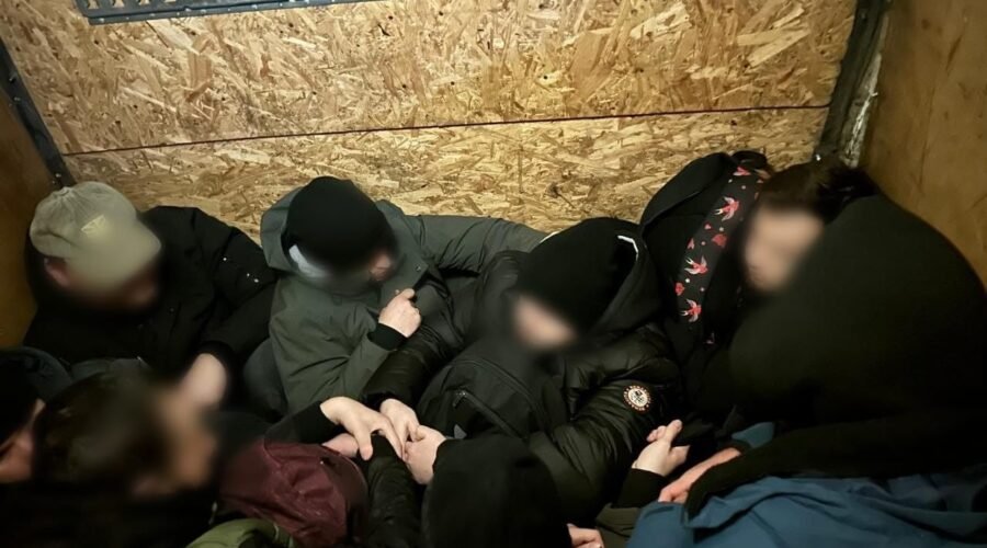 Прикордонники на Закарпатті затримали нелегальних мігрантів у мікроавтобусі з подвійною стінкою