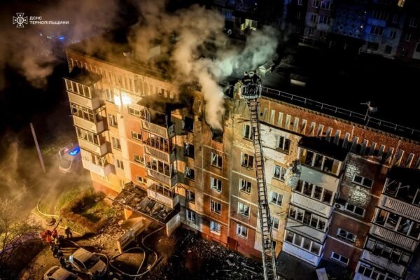 Вночі ворожі дрони влучили в будинок у Тернополі, є загиблі та поранені