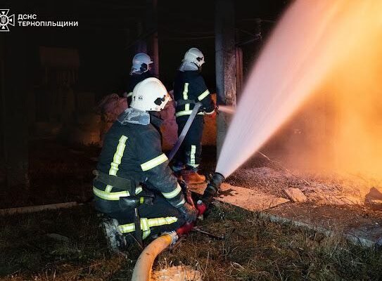 Рятувальники приборкали пожежу на місці прильоту ворожого дрона в Тернополі (ФОТО, ВІДЕО)