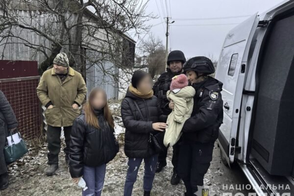 Із зони бойових дій на Сумщині еваку.вали жінку з немовлям (ФОТО)