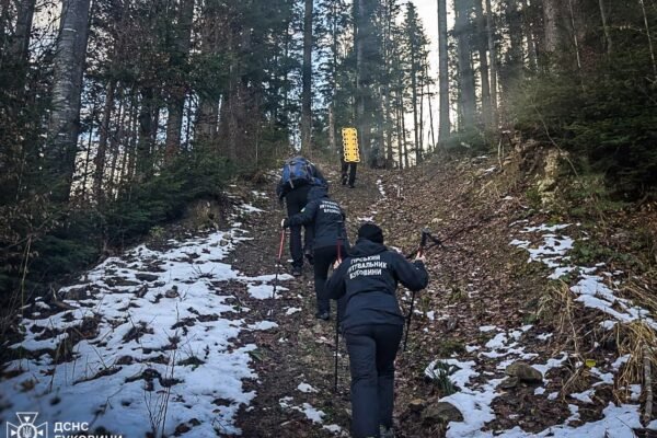 На Буковині рятувальники знайшли чоловіка, який майже 3 дні блукав у лісі