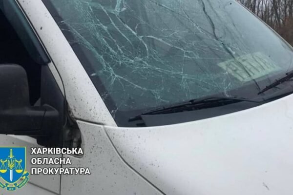У Купʼянську дрон влучив в авто ритуальної служби. Є поранений
