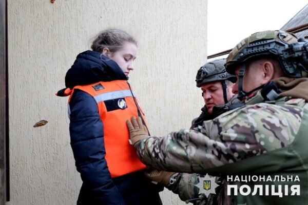 “Білі янголи” вивезли жінку з дитиною із Костянтинівки